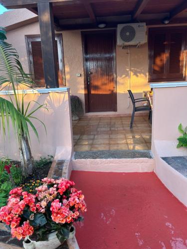 a red carpet in front of a house with flowers at Villette Isabella in Parghelia