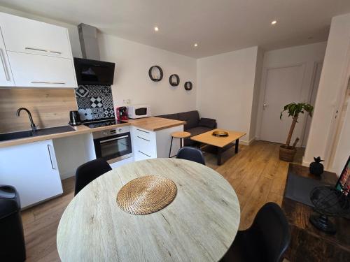 une cuisine et une salle à manger avec une table dans une pièce dans l'établissement Appartement cosy au cœur de Recouvrance, à Brest
