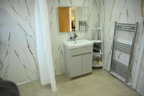 Ένα μπάνιο στο Watermead Retreat Bungalow