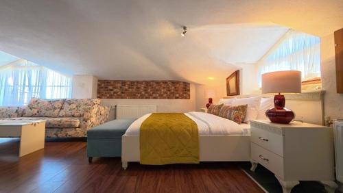 a bedroom with a bed and a couch at Casa Villa By Kirte in Eceabat