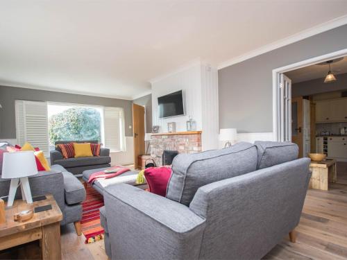 Televisyen dan/atau pusat hiburan di 4 Bed in West Bexington DC149