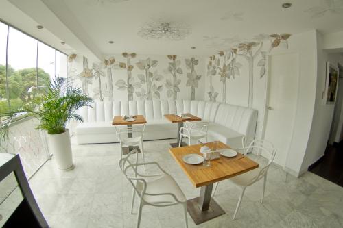 comedor con mesa y sillas en Arvo Hotel Boutique, en Trujillo