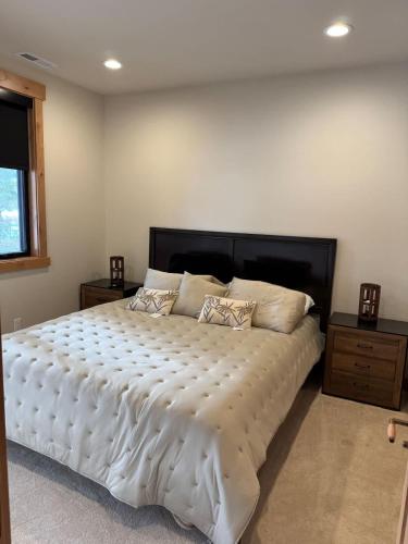 Ein Bett oder Betten in einem Zimmer der Unterkunft Serenity on Prospector 13! Suncadia home with EV chg