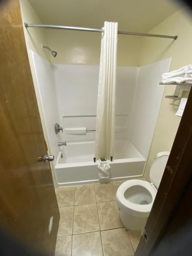 Un baño de Havelock inn & suites