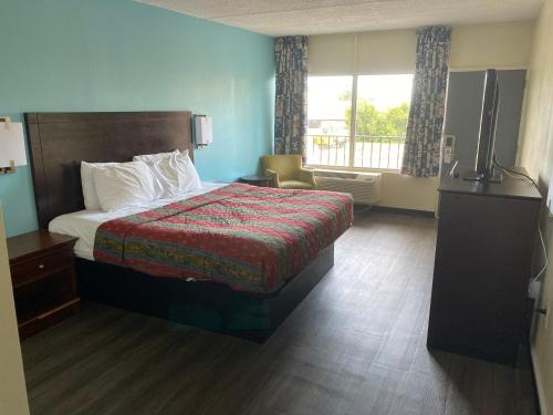 Una cama o camas en una habitación de Havelock inn & suites