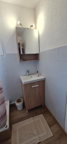 une salle de bain avec un lavabo et un miroir et des toilettes dans l'établissement L'Horizon vue mer, à La Seyne-sur-Mer