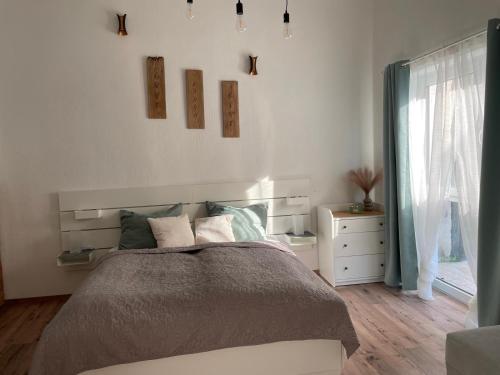 a bedroom with a large bed and a window at Ferienwohnung Wulkatal 