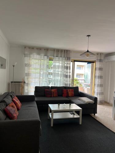 un salon avec un canapé et une table basse dans l'établissement Le président 100 m de la plage, à Antibes