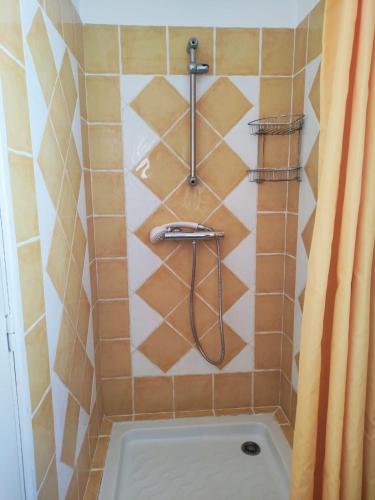 une salle de bain avec une douche avec un rideau de douche dans l'établissement Apartment, center, parking, balconies, clim, à Sainte-Maxime