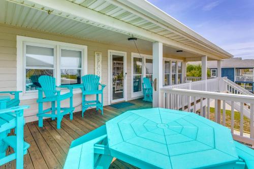 Μπαλκόνι ή βεράντα στο Coastal Home Walk to Holden Beach!