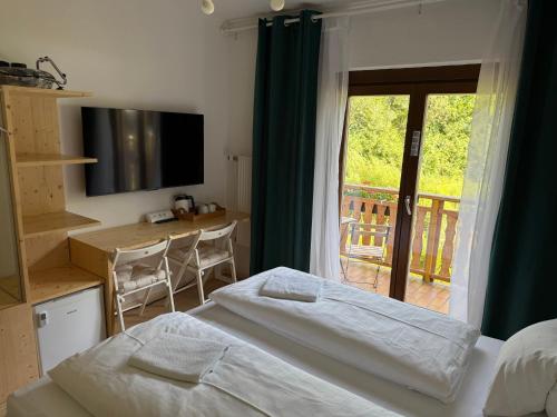Postel nebo postele na pokoji v ubytování Seehotel am Hallstättersee
