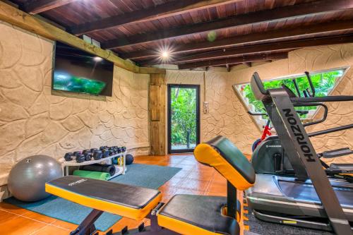 Fitness centrum a/nebo fitness zařízení v ubytování Ylang Ylang Beach Resort