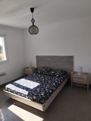 une chambre avec un lit dans une pièce dans l'établissement T2 tout équipé avec une belle terrasse face mer, à San-Nicolao