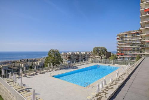 une piscine sur le toit d'un immeuble dans l'établissement Constellations - Wifi, AC, Piscine, 4pers, à Nice