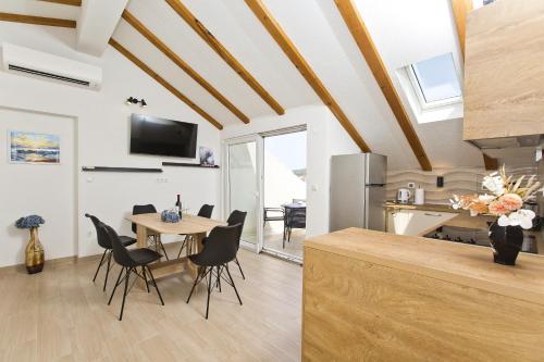 una cucina e una sala da pranzo con tavolo e sedie di Apartments and Rooms Zvjezdana a Hvar