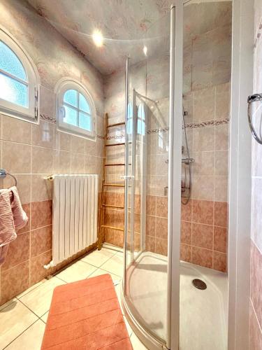 une salle de bain avec une douche avec une porte vitrée dans l'établissement Ty Rorabeach - Vue port, familiale et proche des plages, à Plougastel-Daoulas