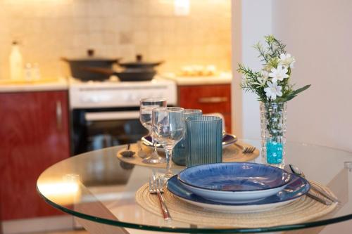 ピレウスにあるTheJellyfishDream Sea-view Balcony Piraeus Escapeのグラステーブル(皿、ワイングラス付)