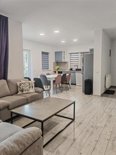 salon z kanapą i stołem w obiekcie Freya House Valea Avrigului w mieście Avrig