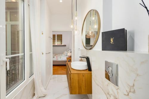 une salle de bain avec un lavabo et un miroir dans l'établissement Sumptuous Art Deco Apartment - 6 People, à Nice