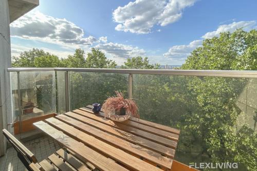 Spacious 2-Bedroom Apartment with Balcony Steps from Buttes-Chaumont Park