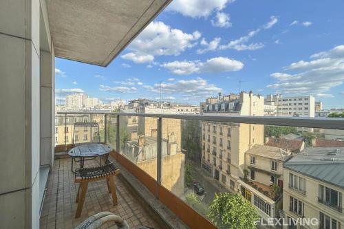 un balcon avec vue sur une ville dans l'établissement Spacious 2-Bedroom Apartment with Balcony Steps from Buttes-Chaumont Park, à Paris