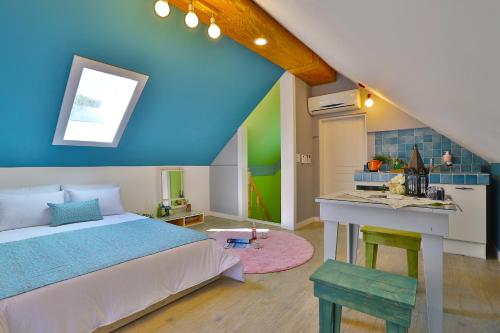 Una cama o camas en una habitación de Gyeongju Tiamo Pension