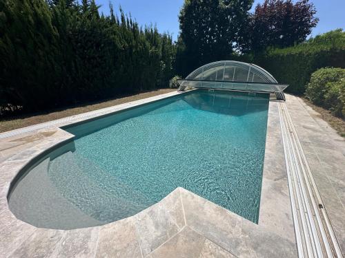 - une piscine avec une serre en verre au-dessus dans l'établissement LV House & Gardens, à Carcassonne