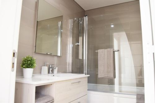La salle de bains est pourvue d'un lavabo et d'une douche. dans l'établissement Barbadinhos Apartment, à Lisbonne