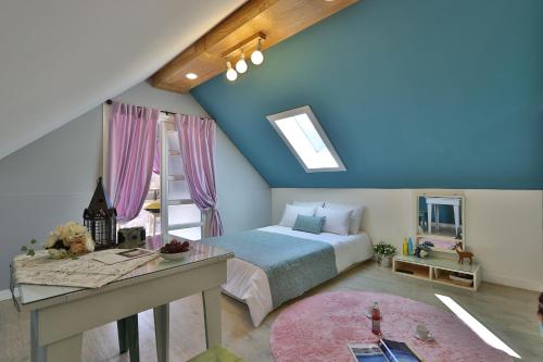 Una cama o camas en una habitación de Gyeongju Tiamo Pension