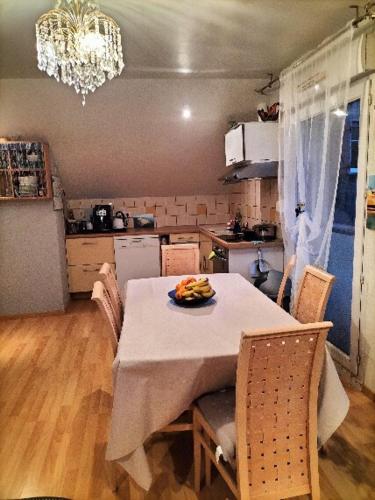 - une cuisine avec une table et une plaque de cuisson dans l'établissement Maison le Trèfle Argenté, à Gérardmer