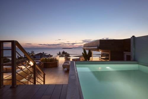 アテネにあるCasa Volare, Penthouse Retreat - Athenian Rivieraの海の見える家屋の屋上スイミングプール