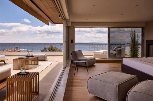 アテネにあるCasa Volare, Penthouse Retreat - Athenian Rivieraのベッドがあり海が見える寝室