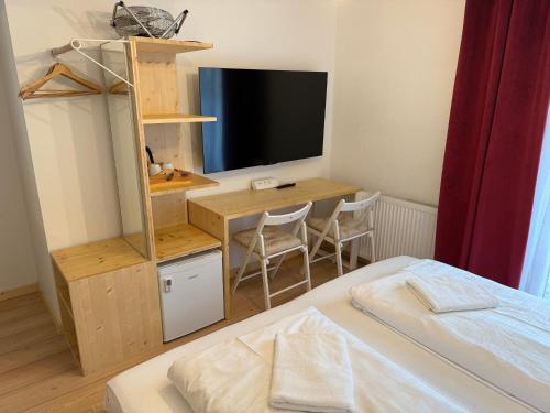 TV a/nebo společenská místnost v ubytování Seehotel am Hallstättersee