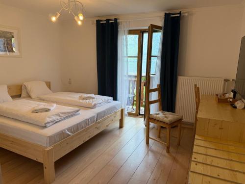 Postel nebo postele na pokoji v ubytování Seehotel am Hallstättersee