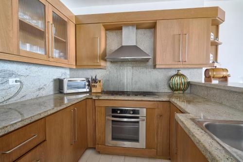 Dapur atau dapur kecil di Beachfrontpenthouse 5br Privateterrace & Views