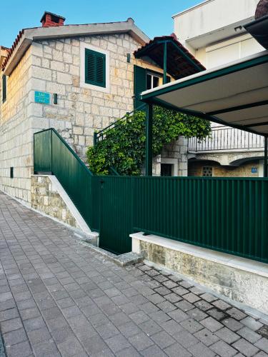 L&L Kamena House Apartments