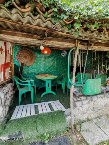 Un jardín fuera de Qilimcha's Apartment with Rooftop Terrace