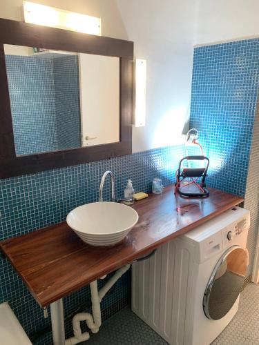 une salle de bain avec un lavabo et une machine à laver dans l'établissement Charming 25m2 studio with panoramic view, à Neuilly-sur-Seine