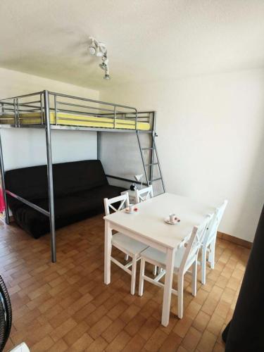 Cette chambre comprend une table et des lits superposés. dans l'établissement Résidence Antigua - Studio en rdc, vue sur parc ombragé et étang. Grande terrasse MAE-4463, au Barcarès