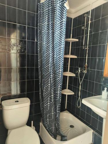 une salle de bain avec toilettes et rideau de douche dans l'établissement Résidence Antigua - Studio en rdc, vue sur parc ombragé et étang. Grande terrasse MAE-4463, au Barcarès