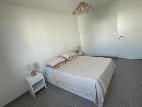 une petite chambre avec un lit et une table de chevet dans l'établissement Embarquer sur le navire, à Sète