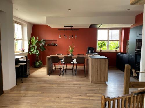 une cuisine avec un îlot et des tabourets de bar dans l'établissement Gîte Ernec, à Pleubian