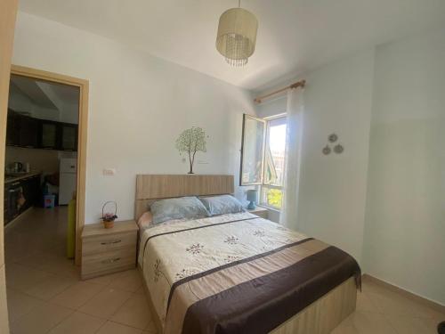 เตียงในห้องที่ Pine beach apartment