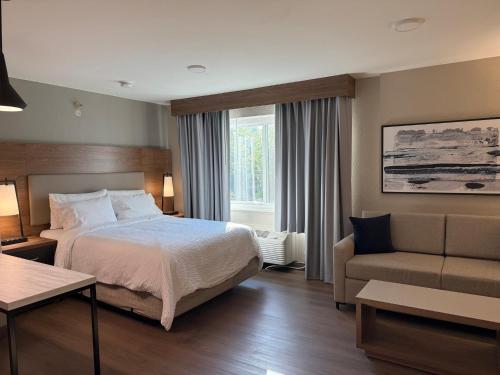 Кровать или кровати в номере Candlewood Suites Jacksonville Southpoint