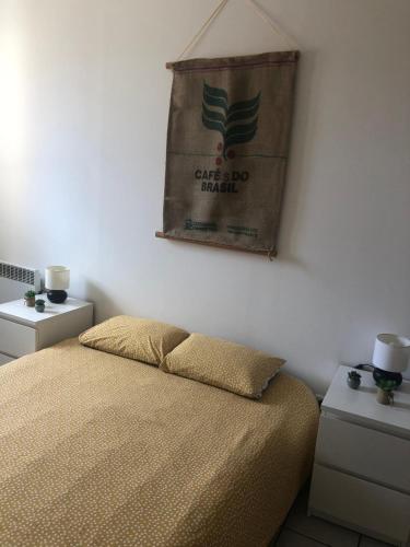 - une chambre avec un lit et un sac sur le mur dans l'établissement L'oliveraie, à Marseille