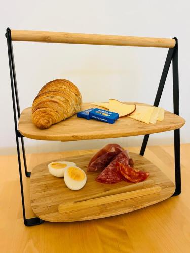 een plank met brood en vlees op een snijplank bij The Tremont in Penzance