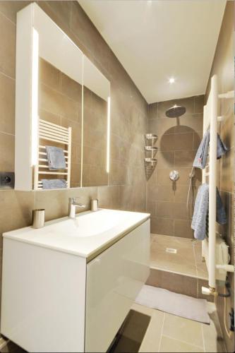 une salle de bain avec un lavabo blanc et un miroir dans l'établissement Luxury apartment in prestigious Le Marais - Top Location, à Paris