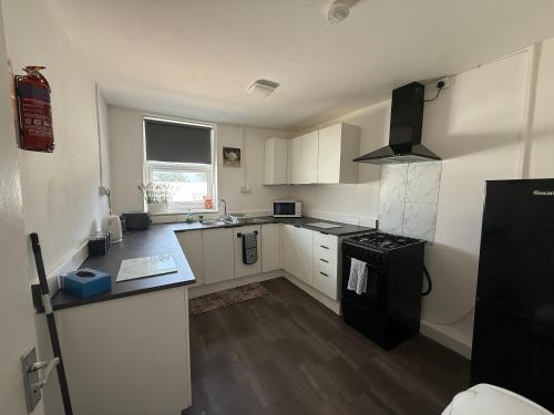 Η κουζίνα ή μικρή κουζίνα στο Coxon - 5 Bdrm 6 beds Perfect 4 contractor