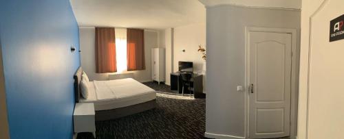 a hotel room with a bed and a bathroom at Anı Park Hotel in Pendik