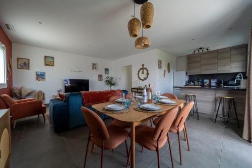 une salle à manger et un salon avec une table et des chaises dans l'établissement Maison avec jardin Vue dégagée, à Nice